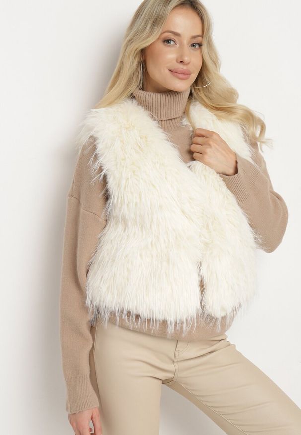 Born2be - Biała Kamizelka Futrzana Bez Zapięć Loreti. Okazja: na co dzień. Kolor: biały. Materiał: futro. Styl: casual, elegancki