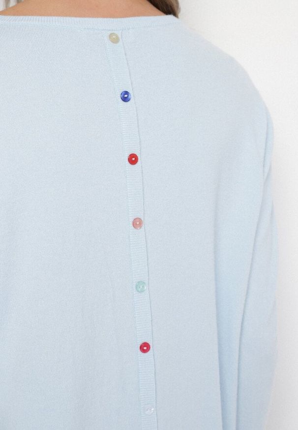 Born2be - Jasnoniebieski Sweter z Kaszmirem i Ozdobnymi Kieszeniami Sanarea. Okazja: na spacer, na co dzień. Kolor: niebieski. Materiał: kaszmir. Długość rękawa: długi rękaw. Długość: długie. Styl: elegancki, casual, klasyczny