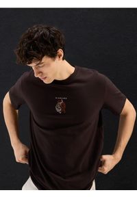 Reserved - T-shirt comfort z nadrukiem - ciemnobrązowy. Kolor: brązowy. Materiał: bawełna, dzianina. Wzór: nadruk #1