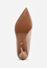 Renee - Ciemnobeżowe Lakierowane Szpilki VICES na Ozdobnym Obcasie Zafriah. Okazja: na co dzień. Nosek buta: szpiczasty. Kolor: beżowy. Materiał: lakier. Obcas: na obcasie. Styl: casual, elegancki, wizytowy. Wysokość obcasa: średni #8