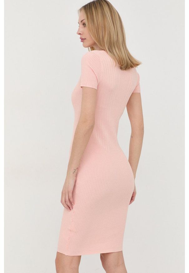 Marciano Guess sukienka kolor różowy mini dopasowana. Kolor: różowy. Materiał: dzianina. Długość rękawa: krótki rękaw. Wzór: gładki. Typ sukienki: dopasowane. Długość: mini