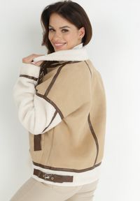 Born2be - Beżowa Kurtka Pilotka ze Sztucznym Barankowym Futerkiem Northe. Okazja: na co dzień. Kolor: beżowy. Materiał: futro. Długość rękawa: długi rękaw. Długość: długie. Styl: klasyczny, casual, elegancki #6