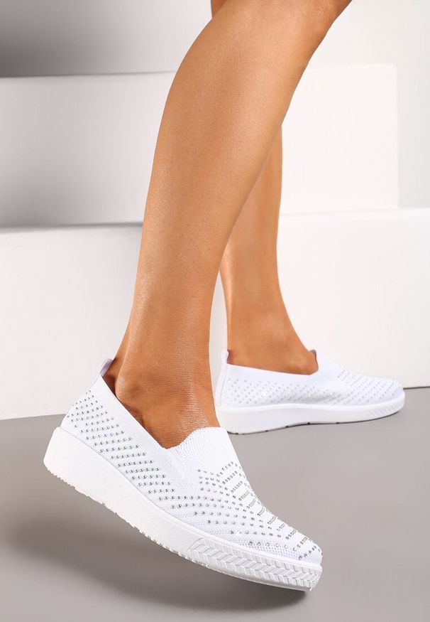 Born2be - Białe Tenisówki z Elastyczną Cholewką z Drobnymi Cyrkoniami Riwira. Okazja: na co dzień. Kolor: biały. Materiał: jeans. Szerokość cholewki: normalna. Obcas: na obcasie. Styl: casual. Wysokość obcasa: niski