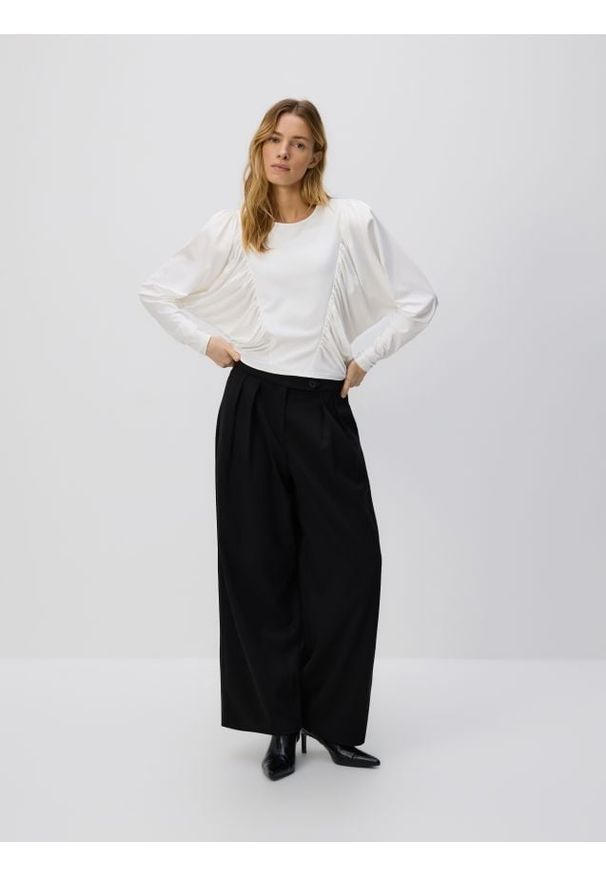 Reserved - Bluzka z poduszkami na ramionach - biały. Kolor: biały. Materiał: tkanina