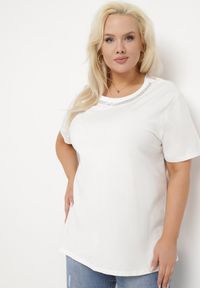 Born2be - Biały Bawełniany T-shirt ze Wstawką z Siateczki na Tyle i Ozdobnymi Cyrkoniami Obarca. Kolor: biały. Materiał: bawełna. Styl: elegancki