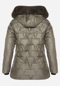 Born2be - Zielona Pikowana Kurtka z Kapturem z Futerkiem Azilma. Okazja: na co dzień, na spacer. Typ kołnierza: kaptur. Kolekcja: plus size. Kolor: zielony. Materiał: futro. Wzór: aplikacja. Styl: klasyczny, casual #6