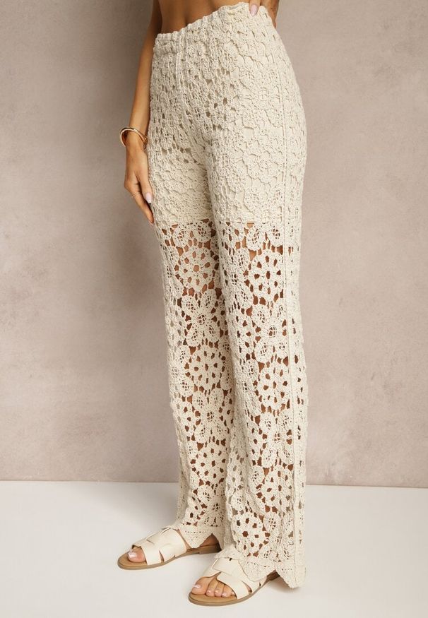 Renee - Beżowe Spodnie Flare High Waist z Ażurowej Tkaniny z Gumką w Talii Mepnira. Okazja: na co dzień. Stan: podwyższony. Kolor: beżowy. Materiał: tkanina. Wzór: ażurowy. Styl: casual, elegancki