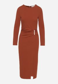 Born2be - Brązowa Taliowana Sukienka Vices z Marszczeniem i Perełkami Adorre. Kolor: brązowy. Wzór: aplikacja. Styl: elegancki, klasyczny #6