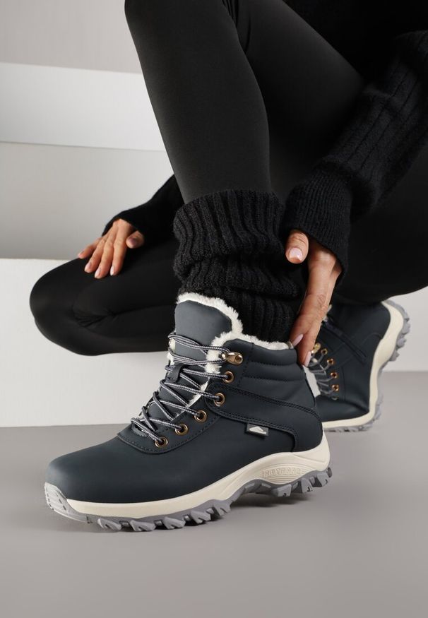 Born2be - Granatowe Sznurowane Traperki na Płaskiej Podeszwie Wyścielone Futerkiem Magsira. Okazja: na co dzień. Kolor: niebieski. Materiał: futro. Obcas: na płaskiej podeszwie. Styl: casual