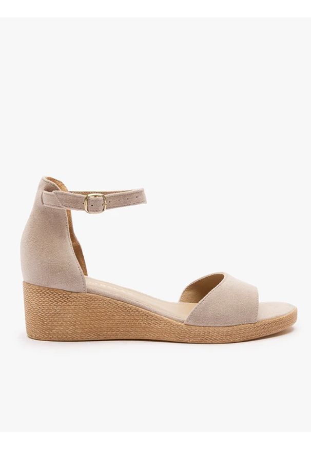 Ryłko - Piaskowe sandały na koturnie. Okazja: na co dzień. Nosek buta: okrągły. Zapięcie: sprzączka. Kolor: beżowy. Materiał: skóra, welur. Sezon: lato. Obcas: na koturnie. Styl: casual, street, klasyczny, elegancki