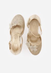 Born2be - Złote Eleganckie Sandały Czółenka na Słupku z Brokatem i Kwiatową Aplikacją Maennes. Okazja: na uczelnię, na imprezę. Zapięcie: pasek. Kolor: złoty. Wzór: aplikacja, kwiaty. Styl: elegancki #3