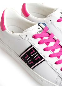 Trussardi Jeans Sneakersy | 79A00331 | Kobieta | Biały, Różowy. Nosek buta: okrągły. Kolor: różowy, wielokolorowy, biały. Materiał: skóra ekologiczna. Wzór: nadruk, aplikacja #5
