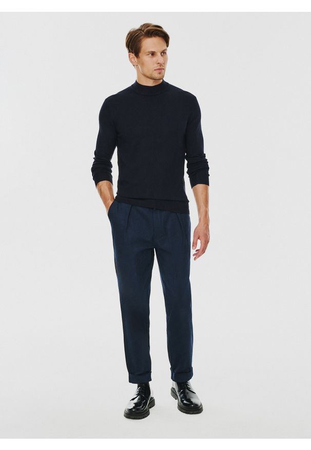 Pako Lorente - PAKO LORENTE – Granatowy gładki półgolf męski. Kolor: niebieski, brązowy. Materiał: nylon, wiskoza. Wzór: gładki. Sezon: jesień