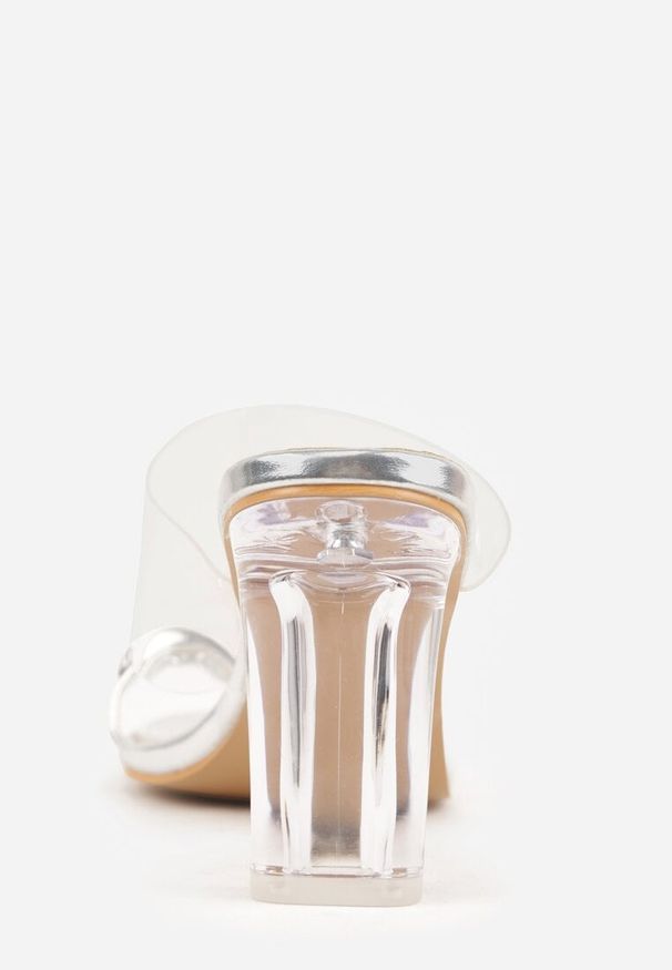 Renee - Srebrne Klapki z Ozdobą na Duży Palec z Transparentnymi Elementami Wylinney. Kolor: srebrny. Materiał: jeans. Wzór: aplikacja. Sezon: lato. Styl: elegancki