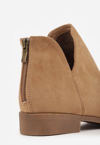 Born2be - Ciemnobeżowe Płaskie Botki Kowbojki Ozdobione Wycięciem na Suwak Lilitma. Okazja: na co dzień. Kolor: beżowy. Materiał: jeans. Wzór: aplikacja. Obcas: na obcasie. Styl: casual, elegancki. Wysokość obcasa: niski #8