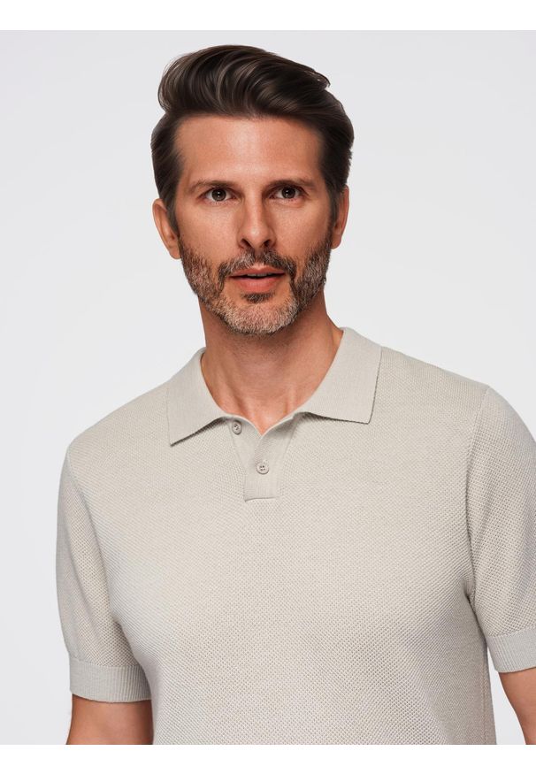 Ombre Clothing - Męska bawełniana koszulka polo ze strukturalnej dzianiny – beżowa V6 - Rozmiar: XL. Okazja: do pracy, na co dzień. Typ kołnierza: polo. Kolor: beżowy. Materiał: dzianina, bawełna. Długość: krótkie. Styl: elegancki, casual