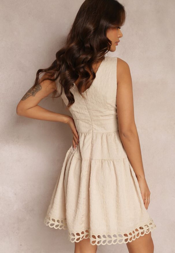 Renee - Beżowa Sukienka Bez Rękawów z Falbanką i Koronką na Dole Divina. Kolor: beżowy. Materiał: koronka. Długość rękawa: bez rękawów. Wzór: koronka. Typ sukienki: rozkloszowane