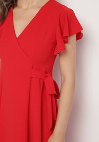 Born2be - Czerwona Rozkloszowana Sukienka Kopertowa z Wiązaniem w Talii Dannila. Kolor: czerwony. Wzór: aplikacja. Typ sukienki: kopertowe #7