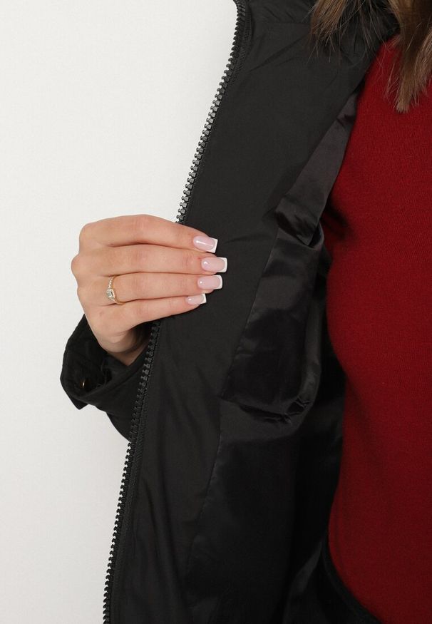 Born2be - Czarna Pikowana Kurtka Puffer z Kapturem z Możliwością Odpięcia Galanea. Okazja: na co dzień. Typ kołnierza: kaptur. Kolor: czarny. Materiał: poliester, jeans. Długość rękawa: długi rękaw. Długość: krótkie. Styl: casual, sportowy