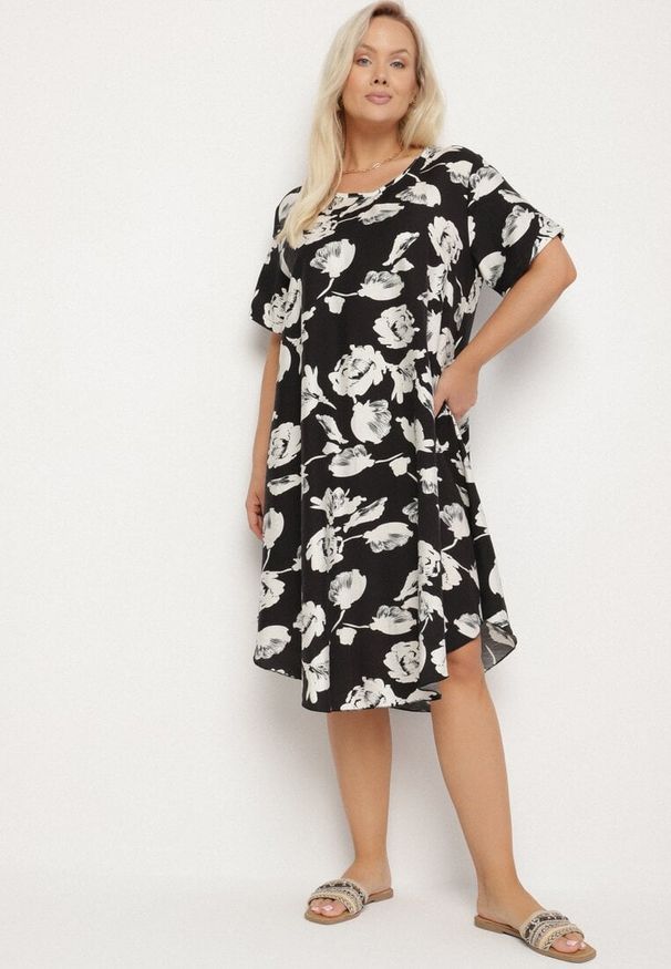 Born2be - Czarna Pudełkowa Wiskozowa Sukienka ze Wzorem Kwiatów Aranessa. Okazja: na co dzień. Kolor: czarny. Materiał: wiskoza. Wzór: kwiaty. Typ sukienki: proste. Styl: klasyczny, casual, elegancki, boho