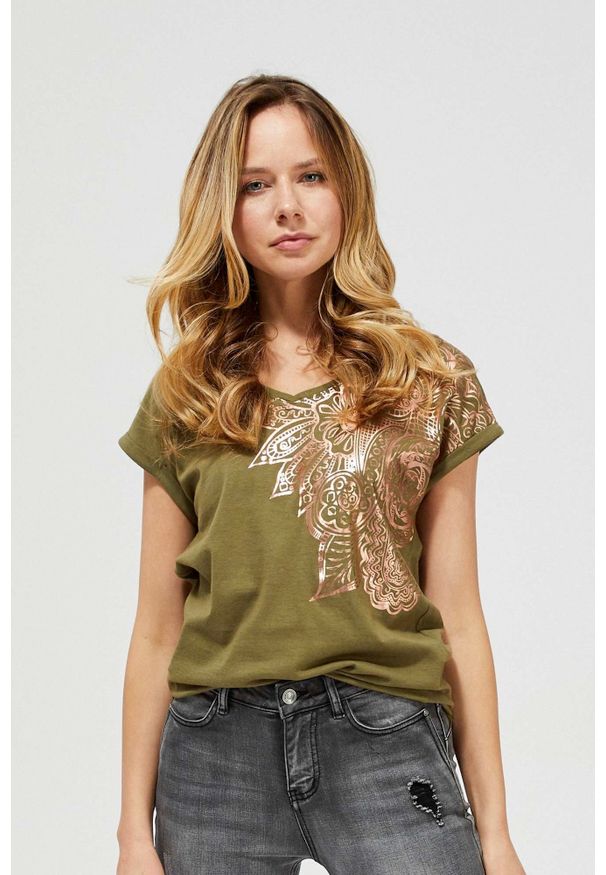 MOODO - Bluzka z błyszczącym nadrukiem. Typ kołnierza: dekolt w serek. Materiał: bawełna. Długość rękawa: krótki rękaw. Długość: krótkie. Wzór: nadruk