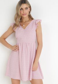 Born2be - Różowa Rozkloszowana Sukienka Mini z Tkaniny Plumeti i Odkrytymi Plecami Caitadi. Typ kołnierza: kołnierz z falbankami. Kolor: różowy. Materiał: tkanina. Styl: elegancki. Długość: mini #5