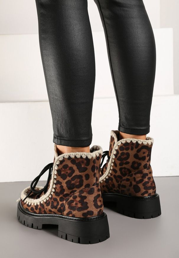 Renee - Brązowe Botki z Ekozamszu w Panterkę z Dodatkowym Kompletem Sznurówek Zdobione Haftem Noledi. Okazja: na co dzień. Nosek buta: okrągły. Kolor: brązowy. Materiał: jeans. Wzór: motyw zwierzęcy, aplikacja, haft. Styl: casual, boho