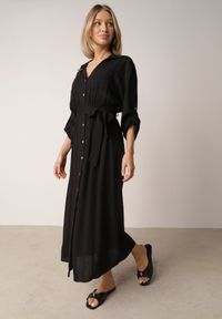 Born2be - Czarna Bawełniana Sukienka Koszulowa w Stylu Safari z Wiązanym Paskiem Atusea. Okazja: na co dzień. Typ kołnierza: typu klepsydra. Kolor: czarny. Materiał: bawełna. Typ sukienki: koszulowe. Styl: casual, elegancki #4