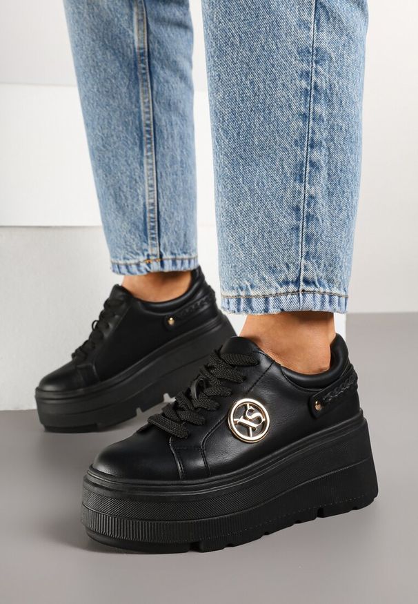 Renee - Czarne Sneakersy Vices na Platformie Ozdobione Metaliczną Aplikacją Tatellia. Okazja: na co dzień. Kolor: czarny. Materiał: skóra, jeans. Wzór: aplikacja. Obcas: na platformie