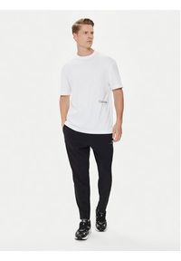 Calvin Klein T-Shirt Off Placement K10K113102 Biały Regular Fit. Kolor: biały. Materiał: bawełna