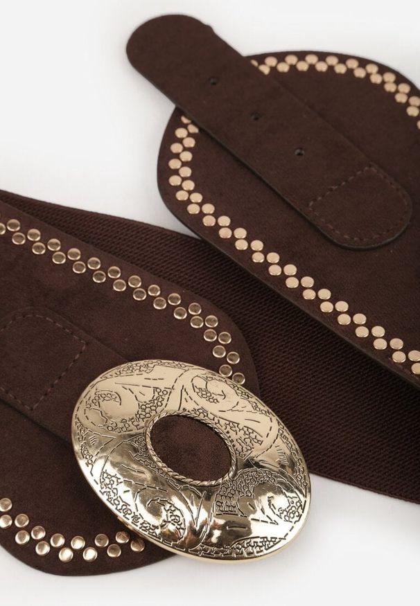 Renee - Brązowy Pasek w Stylu Western z Metaliczną Klamrą z Tłoczeniem i Nitami Pretigala. Kolor: brązowy. Materiał: elastan, jeans, materiał