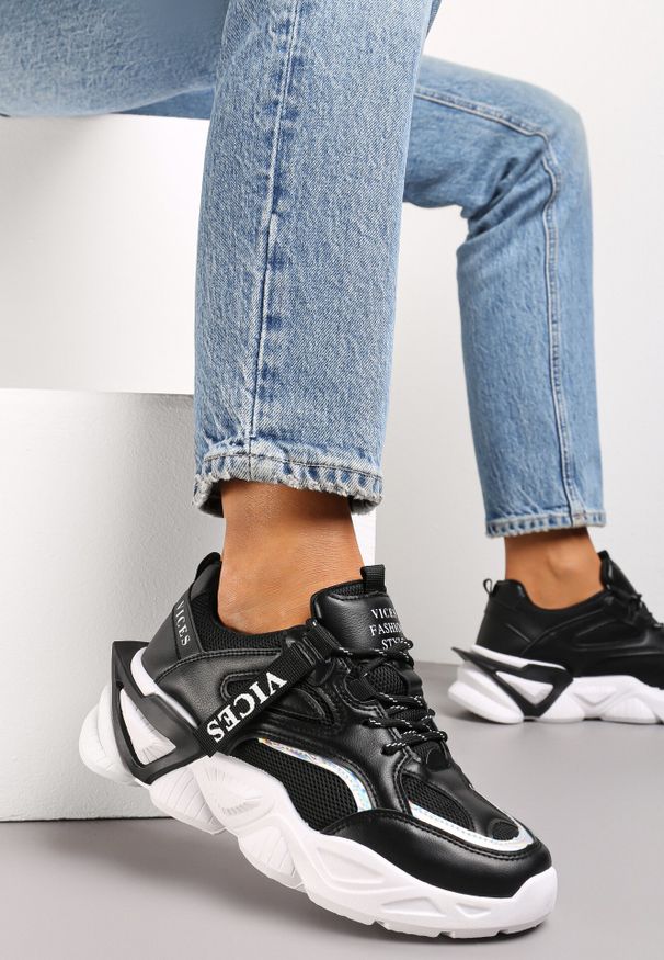 Born2be - Czarne Sneakersy Astoreia. Okazja: na co dzień. Wysokość cholewki: przed kostkę. Kolor: czarny. Materiał: materiał. Wzór: napisy, aplikacja. Sport: turystyka piesza