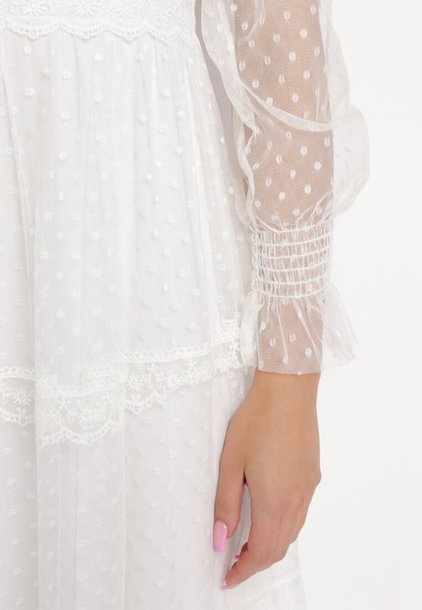 Born2be - Biała Rozkloszowana Sukienka Maxi z Koronką Jorissa. Typ kołnierza: dekolt w serek. Kolor: biały. Materiał: koronka. Wzór: koronka. Styl: klasyczny. Długość: maxi