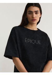 Reserved - Oversizowy t-shirt z napisem - czarny. Kolor: czarny. Materiał: bawełna. Wzór: napisy #1