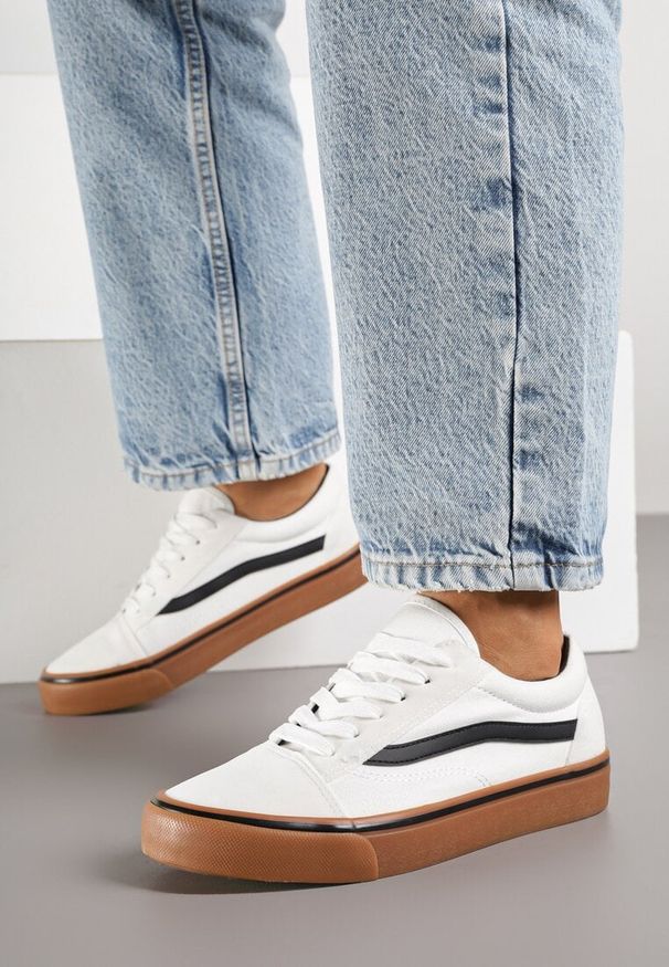 Born2be - Biało-Beżowe Tenisówki z Ozdobną Naszywką i Przeszyciami Buildoria. Okazja: na co dzień. Kolor: biały. Materiał: jeans. Szerokość cholewki: normalna. Wzór: aplikacja. Styl: klasyczny, sportowy, casual
