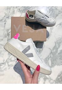 Veja - VEJA - Białe sneakersy V-12. Kolor: biały. Materiał: bawełna, materiał, poliester, guma, jersey. Szerokość cholewki: normalna #6