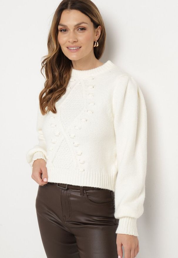 Born2be - Biały Wiskozowy Sweter ze Ściągaczami na Rękawach i Ozdobnym Tłoczeniem Hariga. Okazja: na co dzień. Kolor: biały. Materiał: wiskoza. Długość rękawa: długi rękaw. Długość: długie. Styl: klasyczny, casual, elegancki