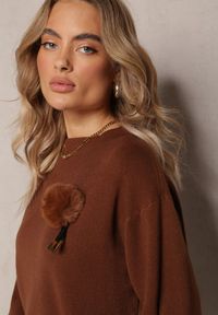 Renee - Brązowy Sweter Ozdobiony Pluszową Broszką Carrei. Kolor: brązowy. Wzór: aplikacja. Sezon: jesień, zima #3