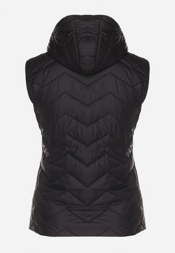 Born2be - Czarna Kamizelka Pikowana z Odpinanym Kapturem Ravisara. Okazja: na co dzień. Kolekcja: plus size. Kolor: czarny. Materiał: jeans. Wzór: aplikacja. Styl: elegancki, casual