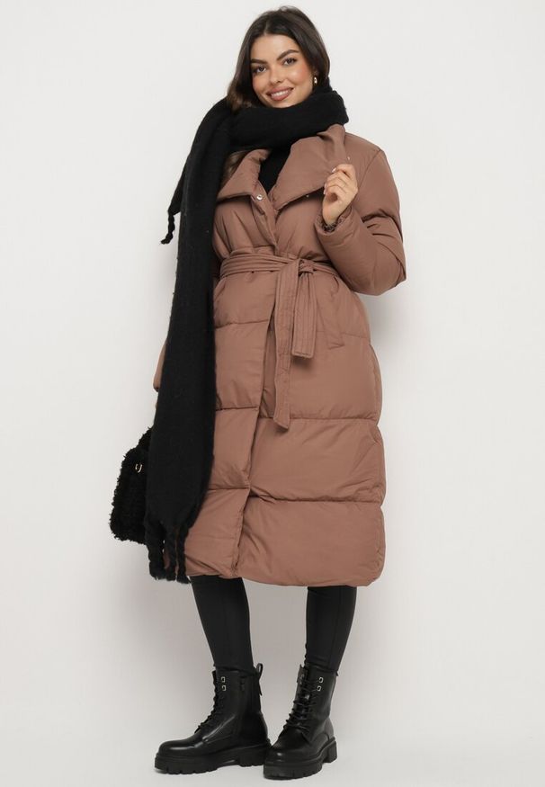 Born2be - Brązowa Kurtka Płaszcz Zapinana na Napy Ukryte pod Plisą z Kieszeniami i Paskiem Ritallas. Typ kołnierza: kołnierzyk stójkowy. Kolor: brązowy. Materiał: materiał. Długość: długie. Sezon: zima