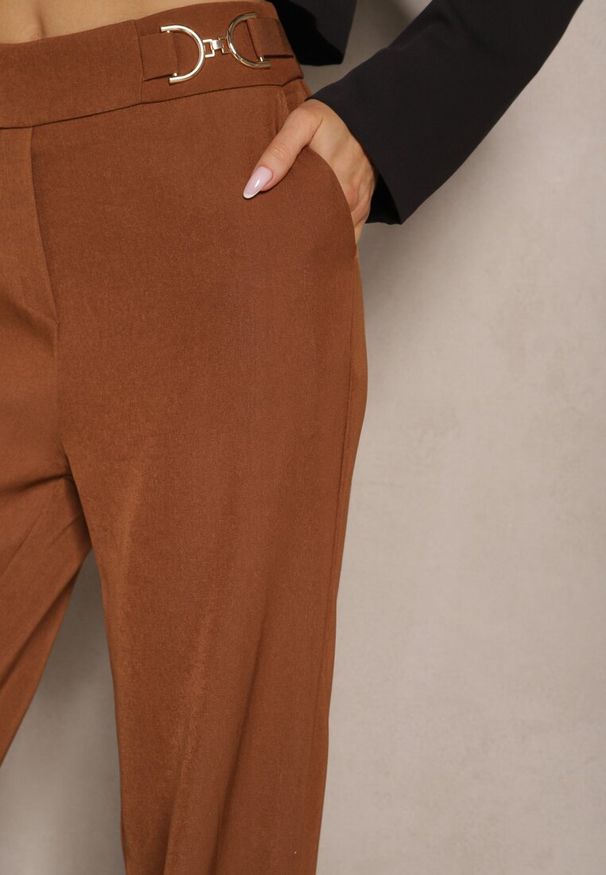 Renee - Brązowe Spodnie High Waist o Szerokim Fasonie z Paskiem i Złotym Metalicznym Detalem Eniarra. Okazja: do pracy. Stan: podwyższony. Kolor: brązowy. Materiał: jedwab. Styl: elegancki