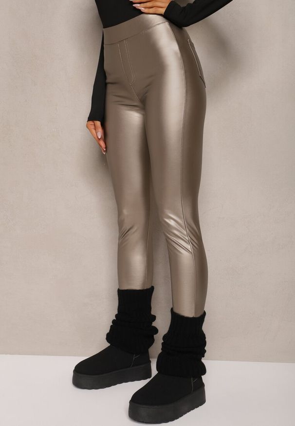 Renee - Złote Legginsy z Imitacji Skóry High Waist Ozdobione Wsuwanymi Kieszeniami Valerievia. Stan: podwyższony. Kolor: złoty. Materiał: skóra. Wzór: aplikacja. Sezon: zima