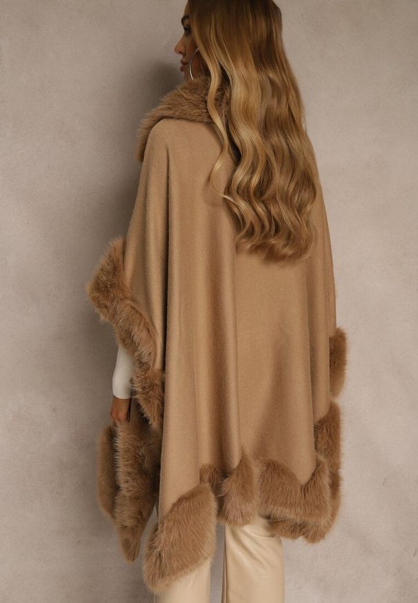 Renee - Jasnobrązowe Ponczo z Wiskozą Wełną i Futerkiem Mevicia. Okazja: na imprezę, na co dzień. Kolor: brązowy. Materiał: wełna, futro, wiskoza. Wzór: aplikacja. Styl: klasyczny, casual, elegancki