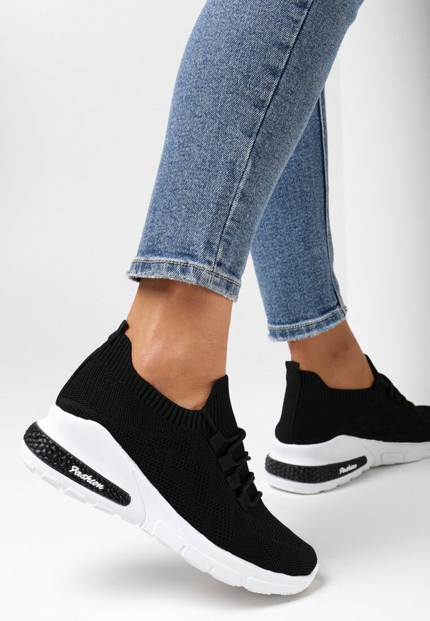Born2be - Czarne Buty Sportowe Amathousa. Zapięcie: bez zapięcia. Kolor: czarny. Materiał: materiał. Szerokość cholewki: normalna. Wzór: aplikacja