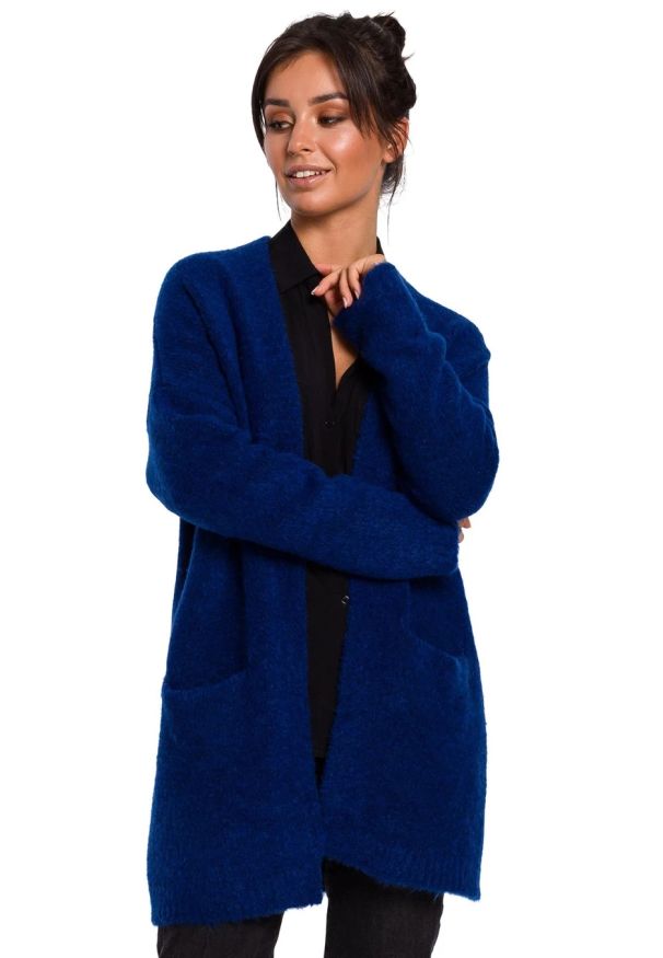 Sukienki.shop - Przytulny sweter kardigan narzutka z wełną granatowy. Okazja: do pracy, na co dzień. Kolor: niebieski. Materiał: wełna. Długość rękawa: długi rękaw. Długość: długie. Sezon: zima. Styl: elegancki, casual