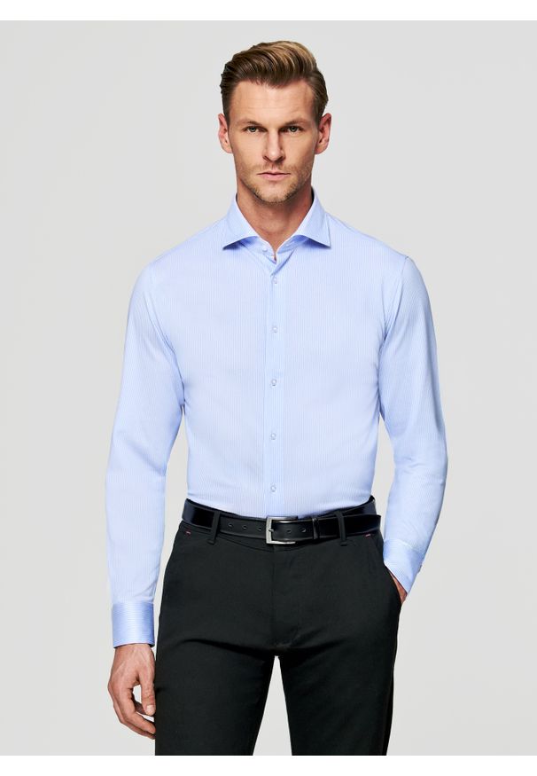 Pako Lorente - PAKO LORENTE - Niebieska koszula w prążek. Typ kołnierza: kołnierzyk włoski. Kolor: niebieski. Materiał: dzianina, poliester, bawełna. Długość rękawa: długi rękaw. Długość: długie. Wzór: prążki