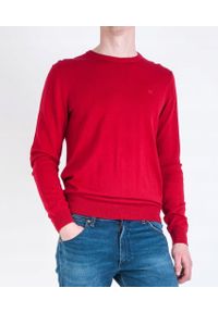 Wrangler - WRANGLER CREW KNIT MĘSKI SWETER KLASYCZNY SCARLET RED W8567PDUU. Styl: klasyczny