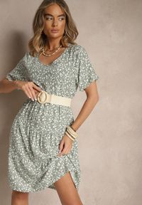 Renee - Zielona Rozkloszowana Sukienka z Bawełną w Kwiaty Mevazia. Okazja: na co dzień. Kolor: zielony. Materiał: bawełna. Wzór: kwiaty. Typ sukienki: proste. Styl: casual
