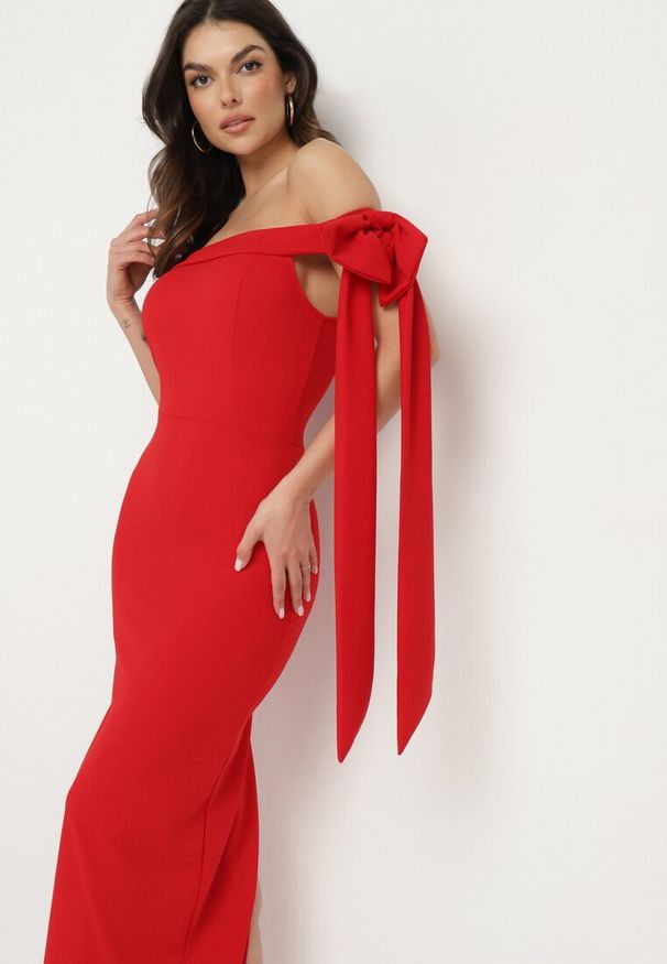 Born2be - Czerwona Koktajlowa Taliowana Sukienka Ozdobiona Kokardą Emallle. Typ kołnierza: kokarda. Kolor: czerwony. Wzór: aplikacja. Typ sukienki: dopasowane. Styl: wizytowy