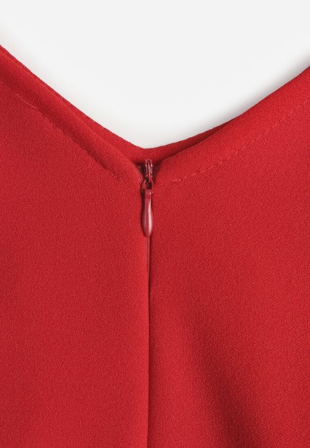 Renee - Czerwona Sukienka o Dopasowanym Kroju z Lekko Bufiastymi Rękawami Zinnashira. Kolor: czerwony. Styl: elegancki, klasyczny